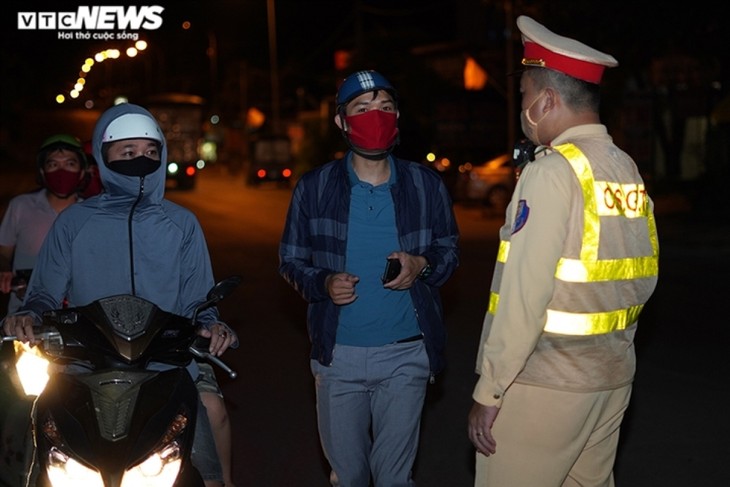 A working day of frontline forces at COVID-19 checkpoints - ảnh 8