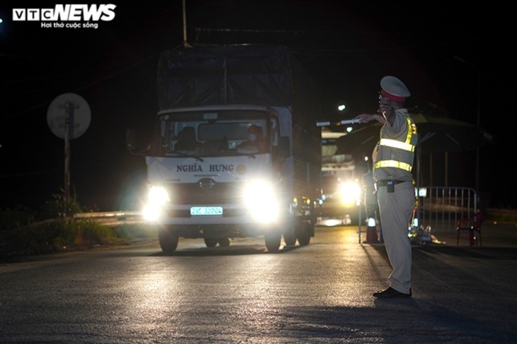 A working day of frontline forces at COVID-19 checkpoints - ảnh 9