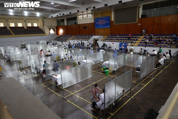 Locals get vaccinated against COVID-19 at first field hospital in Hanoi - ảnh 1