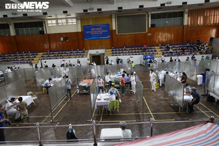 Locals get vaccinated against COVID-19 at first field hospital in Hanoi - ảnh 2