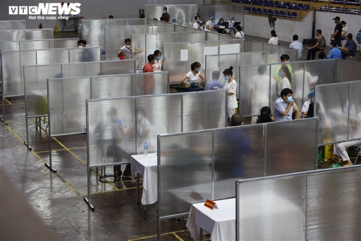 Locals get vaccinated against COVID-19 at first field hospital in Hanoi - ảnh 3