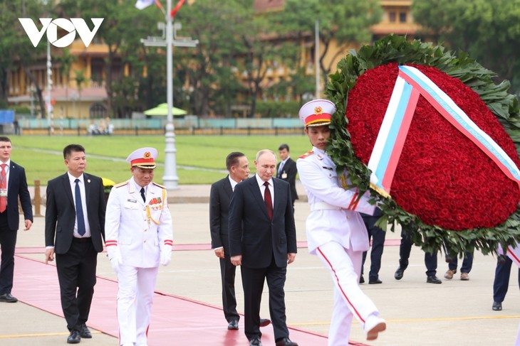 Президент Российской Федерации Владимир Путин посетил Мавзолей президента Хо Ши Мина - ảnh 1