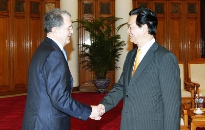 Thủ tướng Nguyễn Tấn Dũng tiếp nguyên Chủ tịch Ủy Ban Châu Âu Romano Prodi - ảnh 1