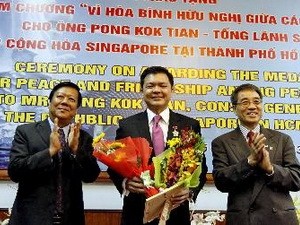 Tặng Kỷ niệm chương “Vì hoà bình hữu nghị giữa các dân tộc” cho Tổng lãnh sự Singapore tại TP.HCM - ảnh 1