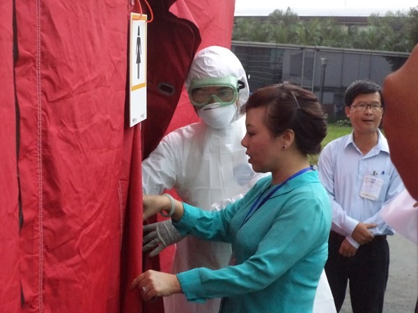 Diễn tập phòng chống dịch bệnh Ebola tại cửa khẩu Tân Sơn Nhất  - ảnh 1