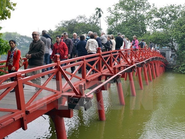 Hà Nội đầu năm mới thu hút đông du khách  - ảnh 1