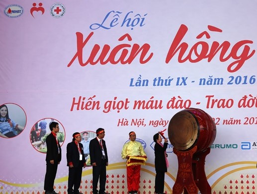 Phó Chủ tịch nước Nguyễn Thị Doan đánh trống khai hội xuân hồng năm 2016  - ảnh 1