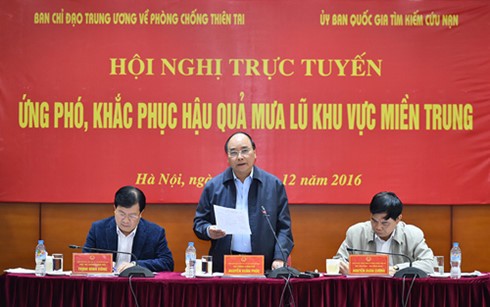 Thủ tướng Nguyễn Xuân Phúc chỉ đạo sử dụng mọi nguồn lực để chống lũ, hỗ trợ người dân - ảnh 1