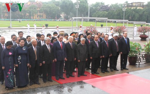 Lãnh đạo Đảng, Nhà nước vào Lăng viếng Chủ tịch Hồ Chí Minh - ảnh 1