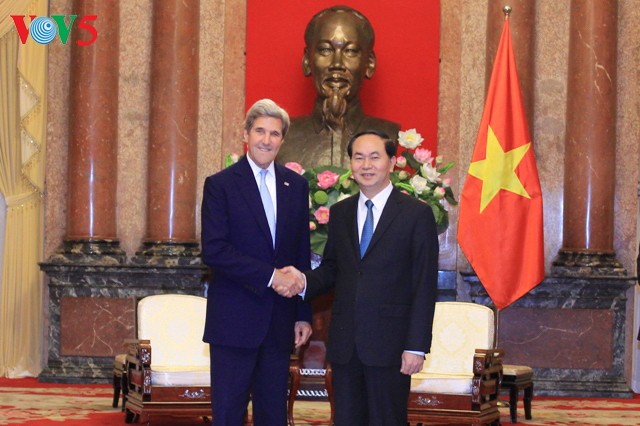 Chủ tịch nước Trần Đại Quang tiếp cựu Ngoại trưởng Hoa Kỳ John Kerry - ảnh 1