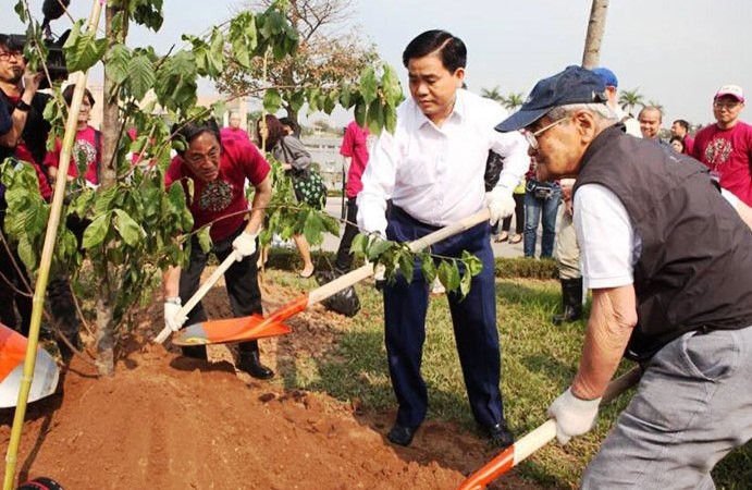 Thêm 500 cây hoa anh đào được trồng tại Công viên Hòa Bình, Hà Nội  - ảnh 1