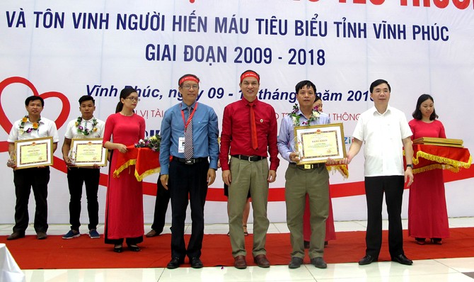 Hành trình Đỏ 2018: Hơn 2000 người tham gia hiến máu tình nguyện tại tỉnh Vĩnh Phúc - ảnh 1