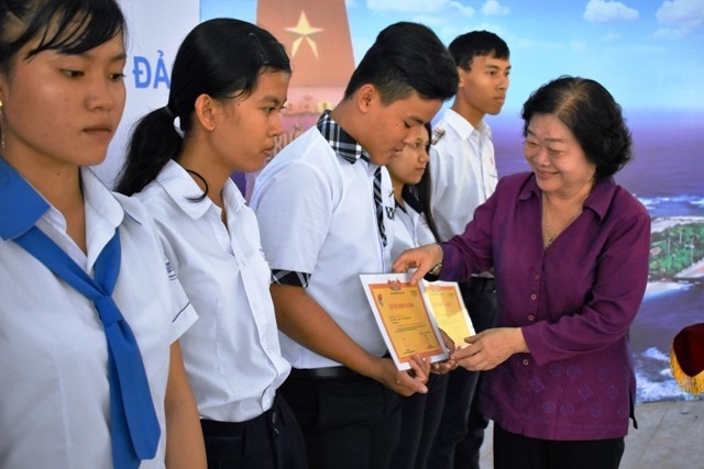 Tặng học bổng cho học sinh dân tộc thiểu số và con em cán bộ, chiến sĩ làm nhiệm vụ vùng biển đảo - ảnh 1