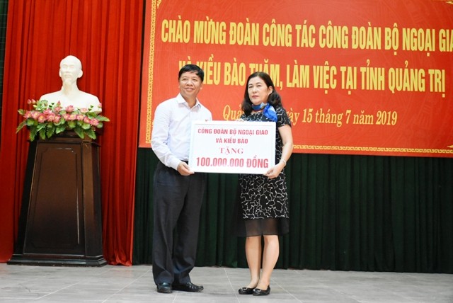 Thanh niên kiều bào dâng hương tưởng niệm các anh hùng liệt sĩ tại Nghĩa trang Liệt sĩ quốc gia Trường Sơn - ảnh 18