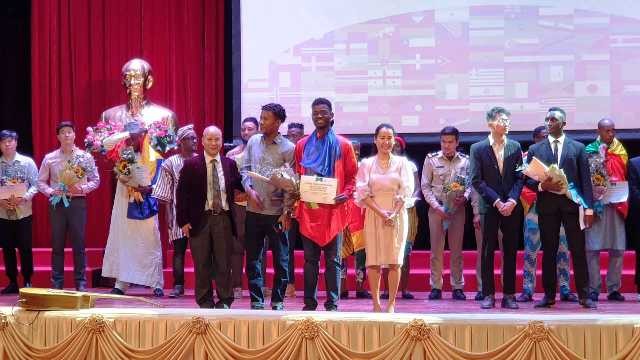 Ban tổ chức trao giải nhất cho Tốp ca sinh viên Haiti