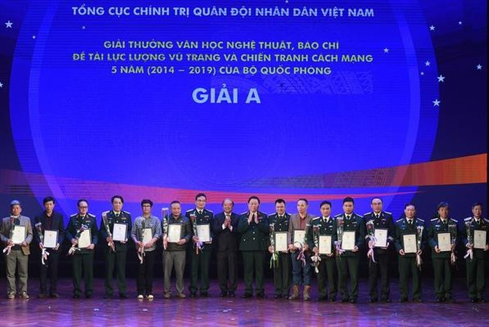 Trao giải thưởng 5 năm văn học nghệ thuật, báo chí đề tài lực lượng vũ trang và chiến tranh cách mạng - ảnh 1