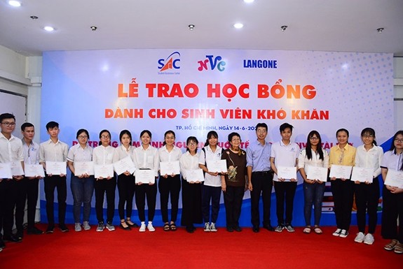 Trao học bổng tặng học sinh, sinh viên vượt khó học giỏi - ảnh 1