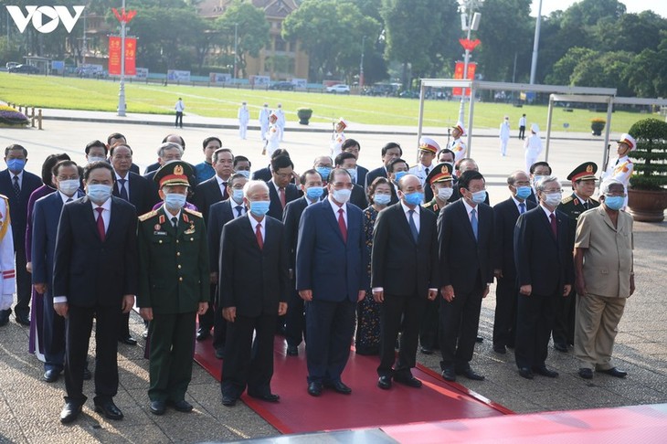 Lãnh đạo Đảng, Nhà nước vào Lăng viếng Chủ tịch Hồ Chí Minh nhân kỷ niệm 75 năm Quốc khánh 2/9 - ảnh 1