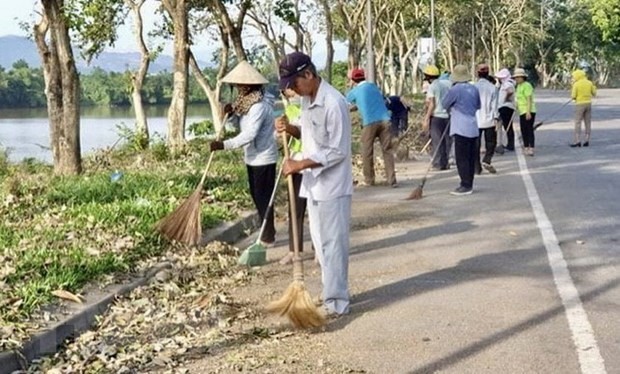 Chung tay làm đẹp thành phố Huế sau bão Noul - ảnh 1