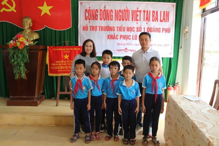Cộng đồng người Việt ở Ba Lan đến với những ngôi trường ở vùng lũ - ảnh 1