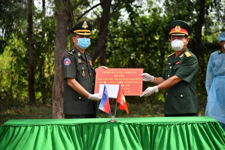 Ký kết hợp tác tìm kiếm hài cốt liệt sỹ quân tình nguyện và chuyên gia Việt Nam với Campuchia - ảnh 1