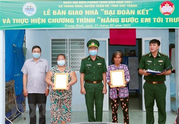 Bộ đội Biên phòng Sóc Trăng tặng nhà và học bổng cho hộ nghèo, học sinh vùng biên giới biển - ảnh 1