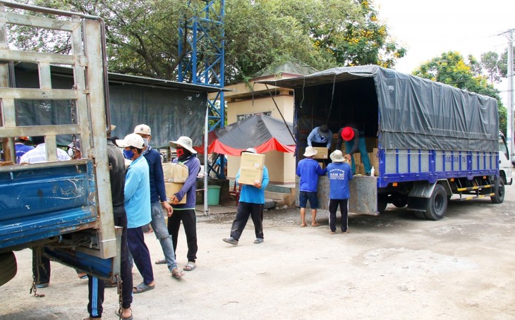 Liên hiệp Hữu nghị Cần Thơ, Tạp chí Thời Đại trao quà cho người Khmer gốc Việt tại Campuchia - ảnh 2