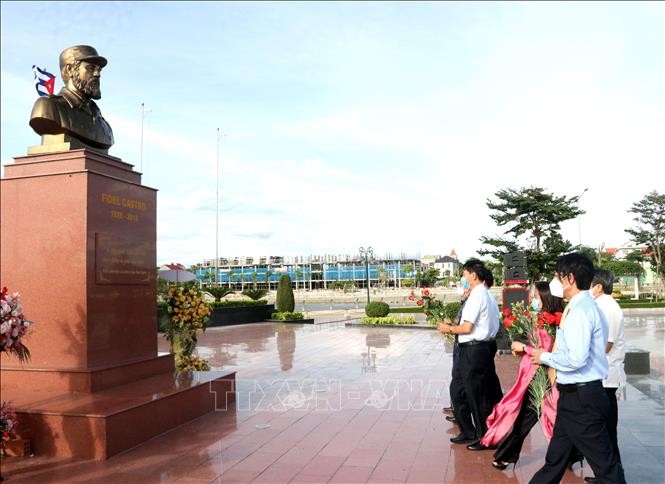 Dâng hoa tưởng niệm 95 năm Ngày sinh Lãnh tụ Cuba Fidel Castro - ảnh 1