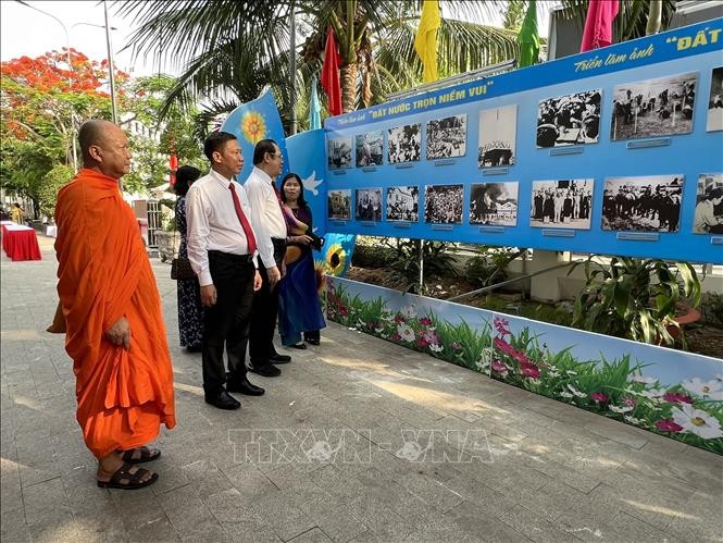 Trưng bày chuyên đề “Đại thắng mùa Xuân 1975” và triển lãm ảnh “Đất nước trọn niềm vui“ - ảnh 1