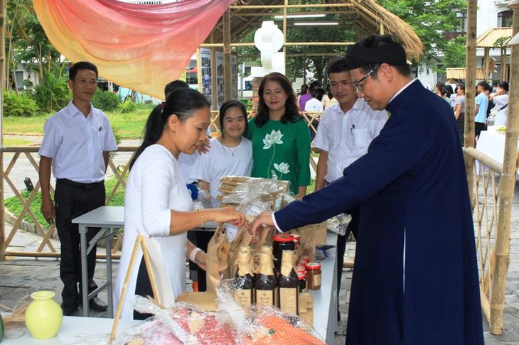 Kiều bào hỗ trợ trẻ em yếu thế trong Không gian trưng bày “Kết nối yêu thương” - ảnh 1