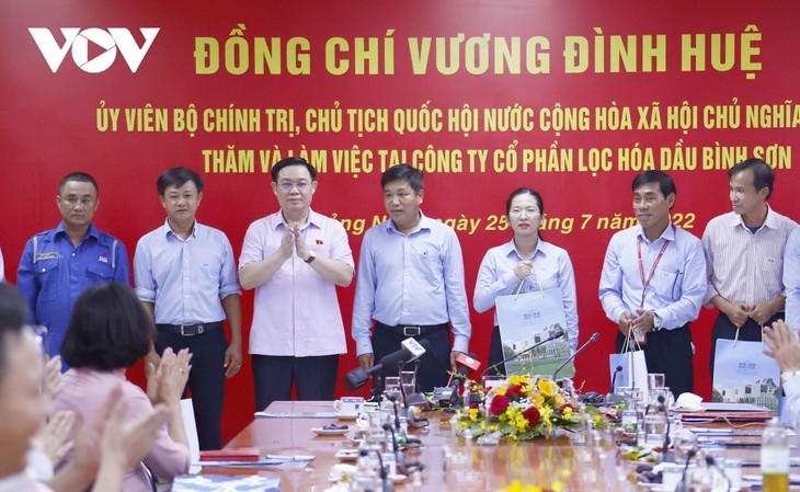 Chủ tịch Quốc hội Vương Đình Huệ làm việc tại Công ty cổ phần lọc hoá dầu Bình Sơn - ảnh 2