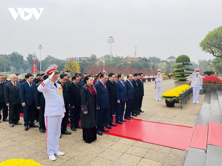 Lãnh đạo Đảng, Nhà nước vào Lăng viếng Chủ tịch Hồ Chí Minh - ảnh 1