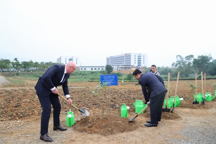 Phó Thủ tướng Liên bang Nga thăm Đại học Quốc gia Hà Nội - ảnh 2