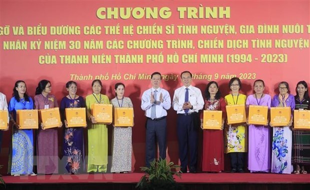 Chủ tịch nước Võ Văn Thưởng gặp gỡ các thế hệ chiến sĩ tình nguyện thành phố Hồ Chí Minh - ảnh 1