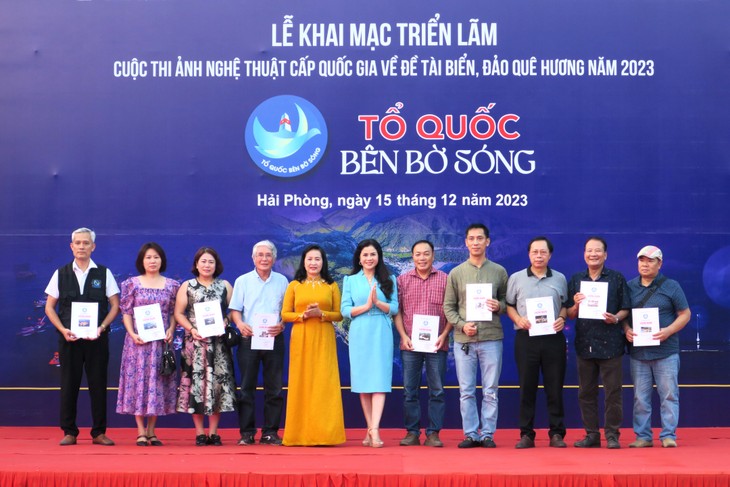 Khai mạc Triển lãm ảnh cấp Quốc gia “Tổ quốc bên bờ sóng” lần thứ II - ảnh 1