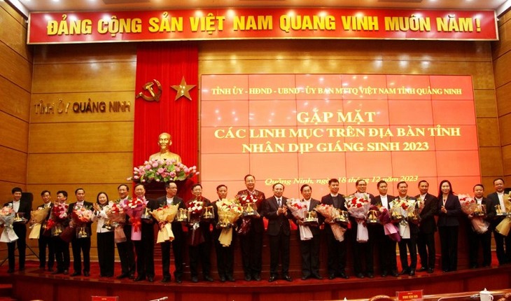 Lãnh đạo nhiều địa phương chúc mừng nhân dịp Giáng sinh 2023 tại một số cơ sở tôn giáo - ảnh 2