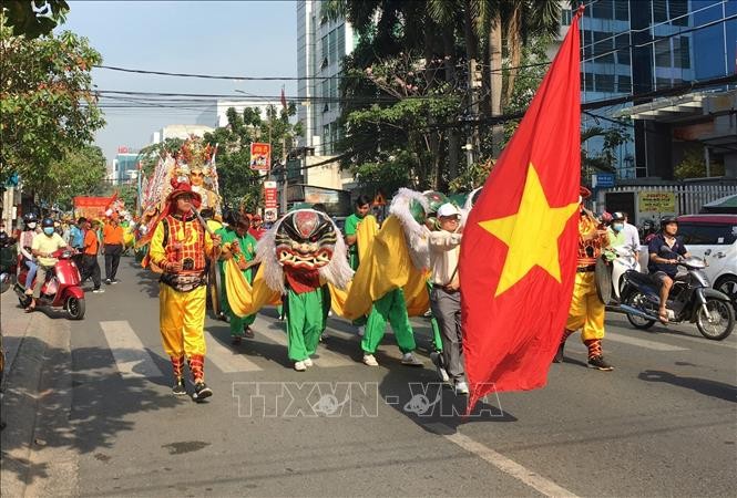 Nhiều đoàn khách quốc tế đến với lễ hội chùa Ông (Đồng Nai) - ảnh 1