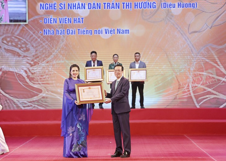 NSND Diệu Hương: Không phải là cát xê hay những bó hoa to, mà quý giá nhất là tình cảm khán giả dành cho mình! - ảnh 2