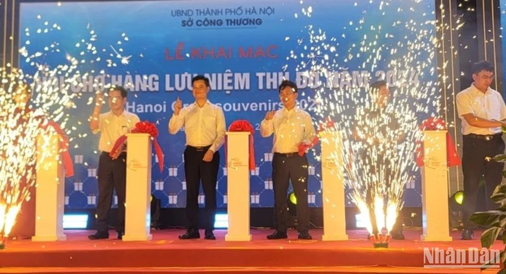 Khai mạc Hội chợ hàng lưu niệm Thủ đô - ảnh 1