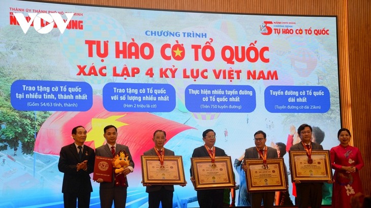 Hơn 2 triệu lá cờ Tổ quốc đến tay ngư dân, nhân dân biên giới khẳng định chủ quyền quê hương - ảnh 2