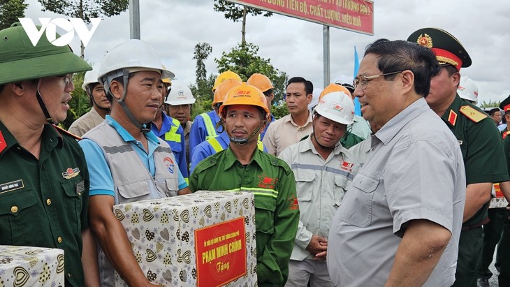 Thủ tướng Phạm Minh Chính kiểm tra tình hình triển khai tuyến cao tốc Châu Đốc-Cần Thơ-Sóc Trăng  - ảnh 2