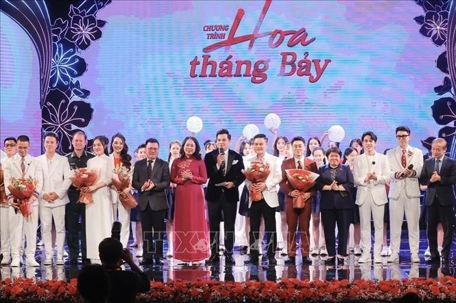 Phó Chủ tịch nước Võ Thị Ánh Xuân dự chương trình nghệ thuật đặc biệt - Hoa tháng Bảy - ảnh 1