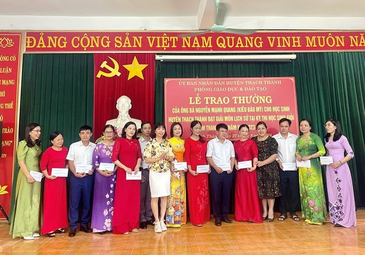 Nặng lòng với quê hương Việt Nam - ảnh 7