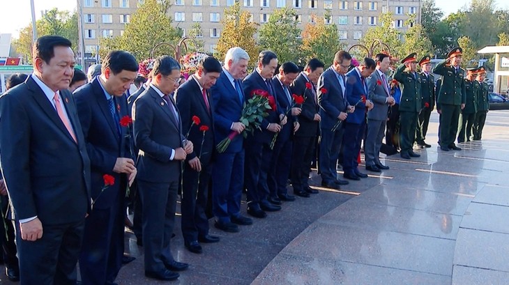 Chủ tịch Quốc hội Trần Thanh Mẫn dâng hoa tại Tượng đài Chủ tịch Hồ Chí Minh ở Moscow - ảnh 2