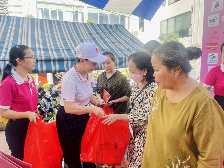 Quỹ nhân ái, Hoa hậu Áo dài phu nhân toàn Châu Âu mang “Xuân an vui” đến những hoàn cảnh khó khăn tại TPHCM - ảnh 3