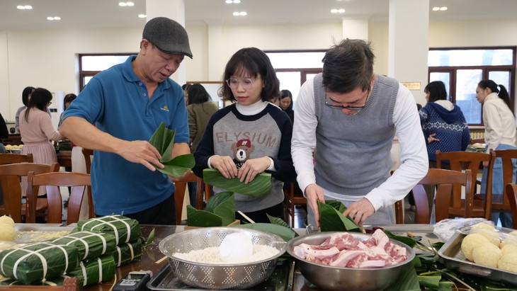 Người Việt ở Bắc Kinh gói nỗi nhớ nhà và giữ hồn Tết Việt trong chiếc bánh chưng xanh - ảnh 2