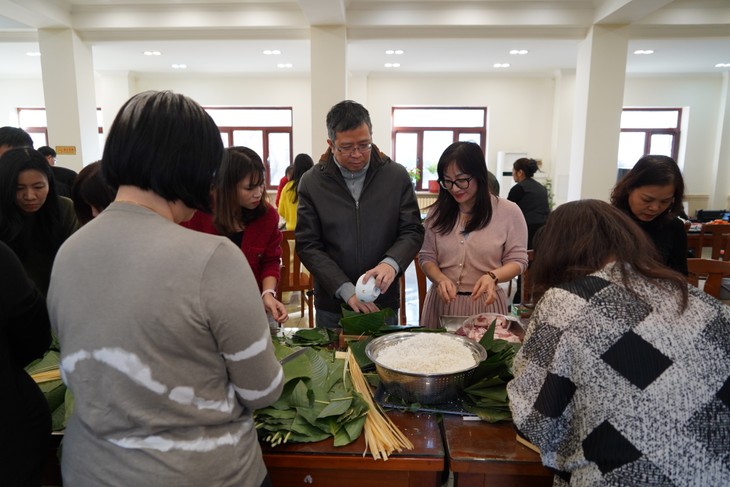 Người Việt ở Bắc Kinh gói nỗi nhớ nhà và giữ hồn Tết Việt trong chiếc bánh chưng xanh - ảnh 4