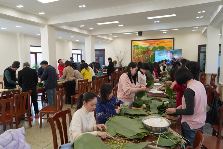 Người Việt ở Bắc Kinh gói nỗi nhớ nhà và giữ hồn Tết Việt trong chiếc bánh chưng xanh - ảnh 1