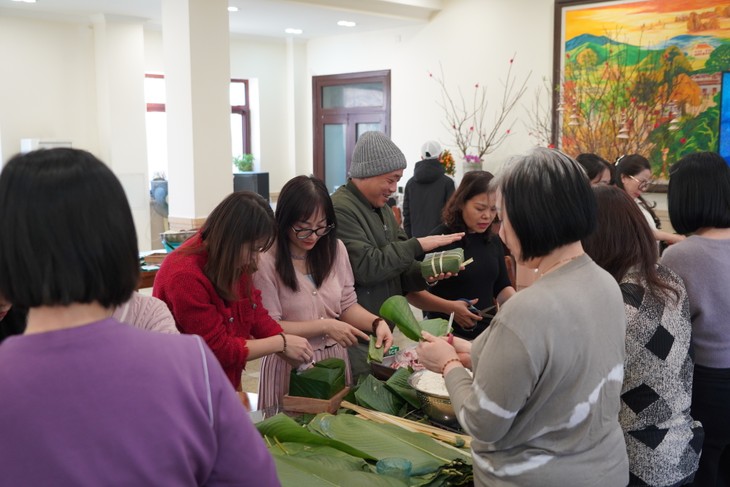 Người Việt ở Bắc Kinh gói nỗi nhớ nhà và giữ hồn Tết Việt trong chiếc bánh chưng xanh - ảnh 5