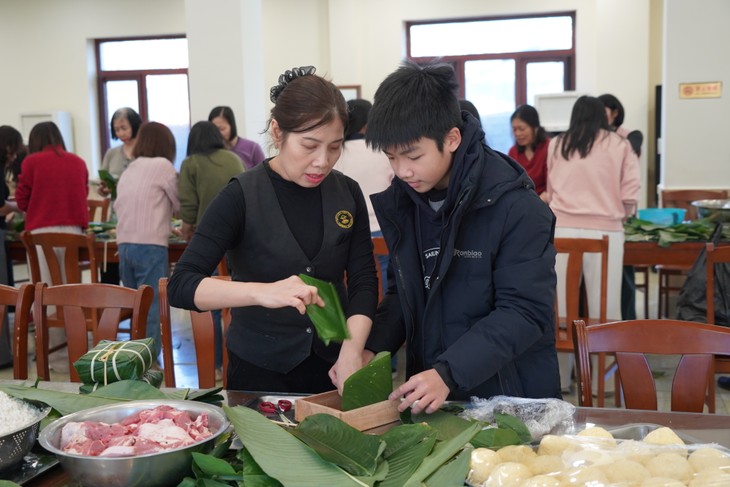 Người Việt ở Bắc Kinh gói nỗi nhớ nhà và giữ hồn Tết Việt trong chiếc bánh chưng xanh - ảnh 6